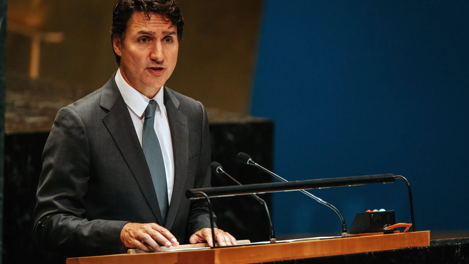 Canadá anuncia tarifas de 25% sobre produtos dos EUA