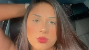 Mulher filmada agredindo casal gay em padaria vira ré em caso de golpe em SC