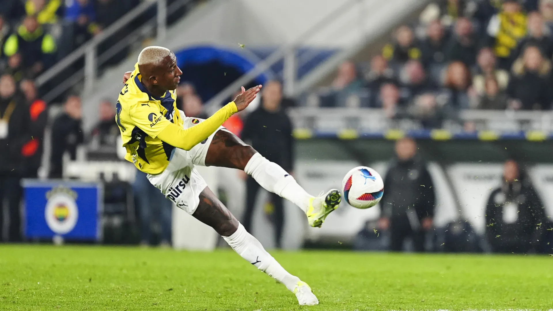 Talisca após estreia sob a tutela de José Mourinho: "A história começou"