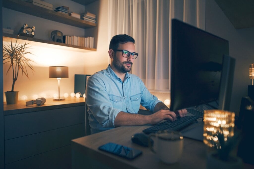 Homem em home office mexendo em computador