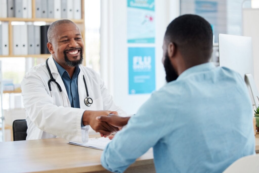 médico cumprimentando paciente em consultório