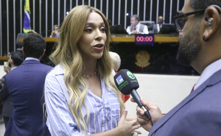 Deputada Erika Hilton fala ao microfone
