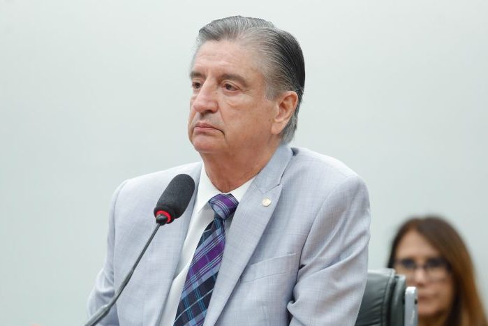Deputado Dagoberto Nogueira fala ao microfone