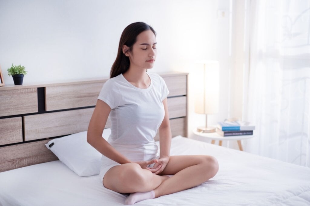 Mulher respirando profundamente antes de dormir