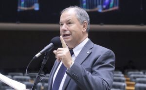 Deputado Alceu Moreira fala ao microfone