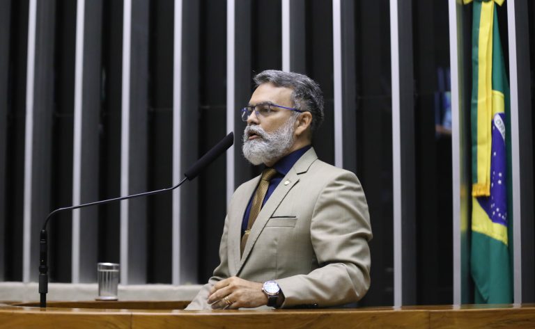 Deputado Allan Garcês fala ao microfone