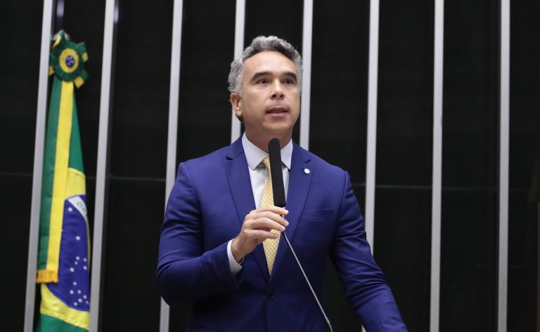 Deputado Rafael Brito fala ao microfone