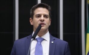 deputado Ismael Alexandrino discursa no plenário