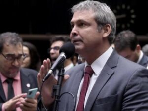Lindbergh Farias bate boca com Gilvan da Federal: "Desqualificado"