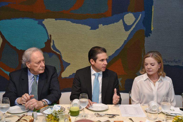 Ministros Lewandowski e Gleisi Hoffmann apresentam a proposta a Hugo Motta