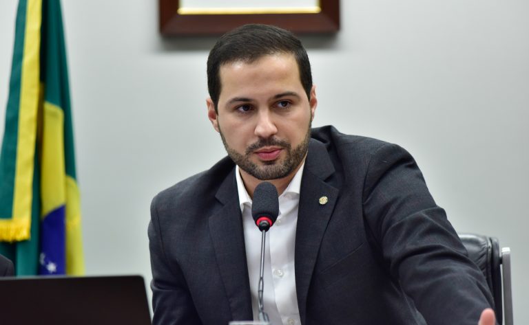 Deputado Paulo Litro fala ao microfone