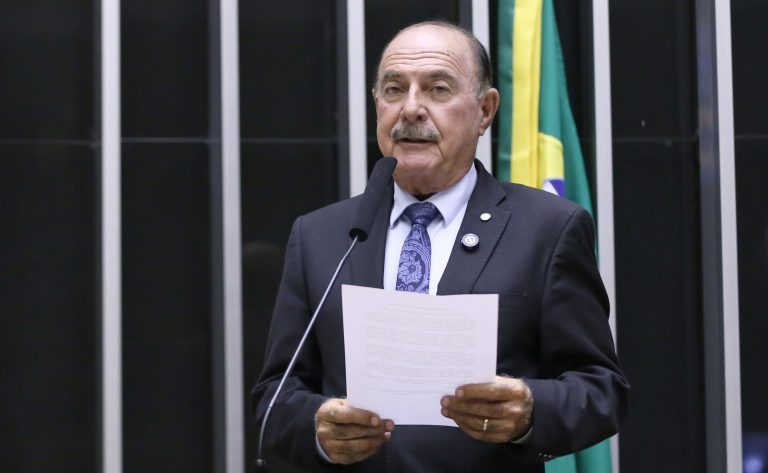 Deputado Dr. Zacharias Calil fala ao microfone