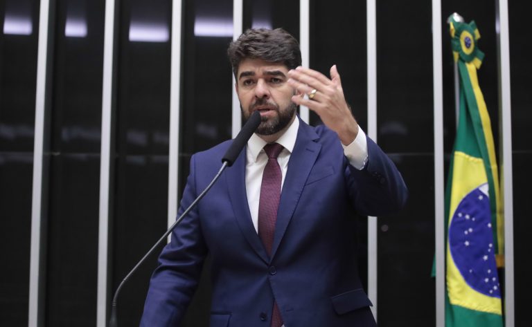 Deputado Zé Vitor fala ao microfone