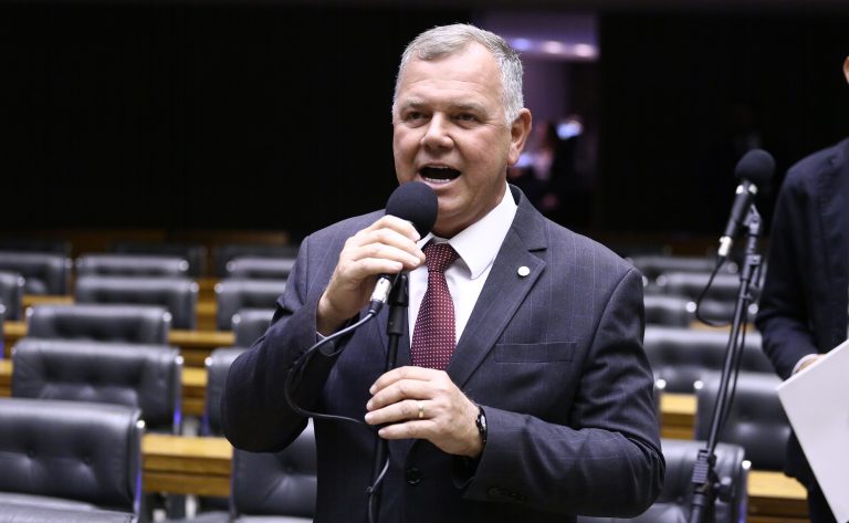 Deputado Lucio Mosquini fala ao microfone