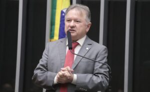 Deputado Merlong Solano fala ao microfone