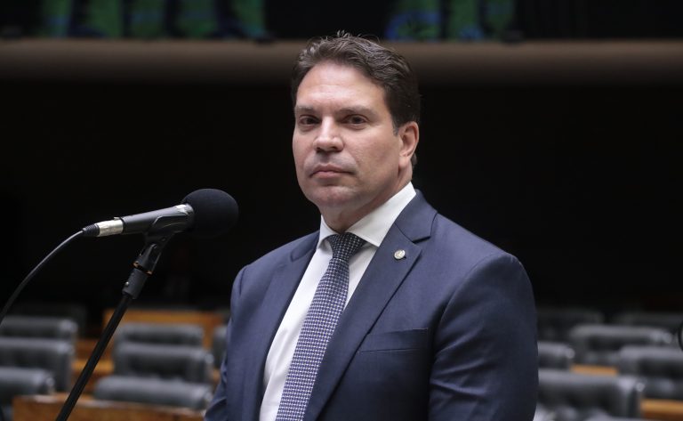Deputado Delegado Ramagem fala ao microfone