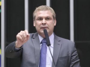 "Vitória da democracia", diz Lindbergh após ofício de Zanin