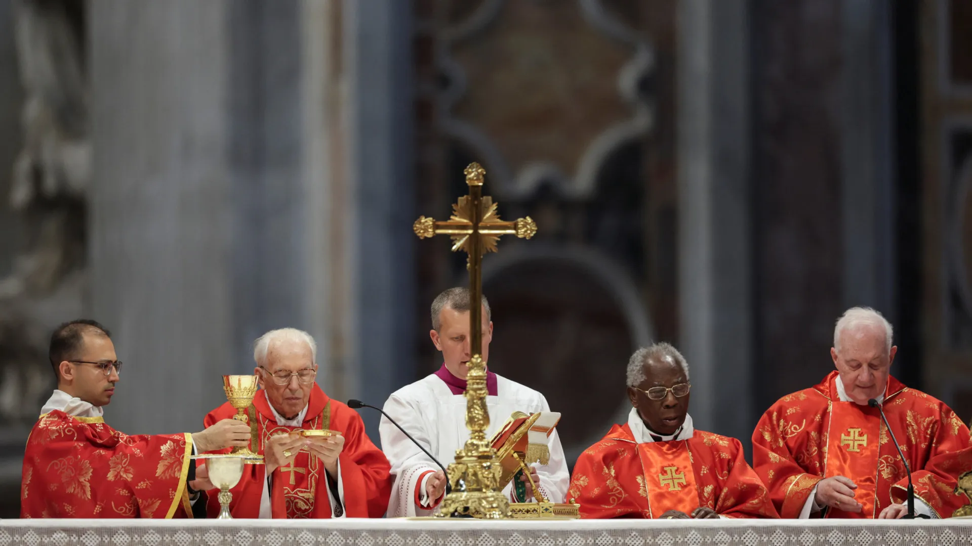 As imagens da última missa (pública) do início do conclave