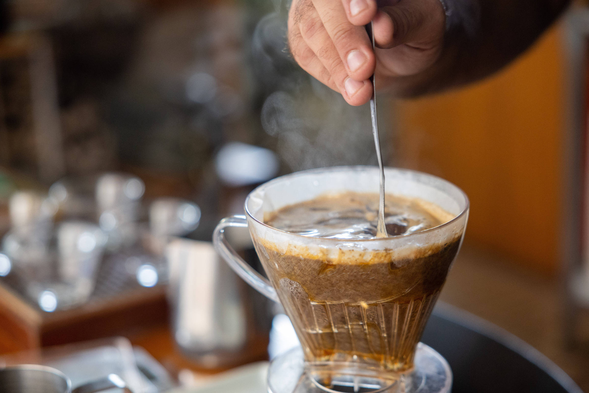 Café coado sendo preparado