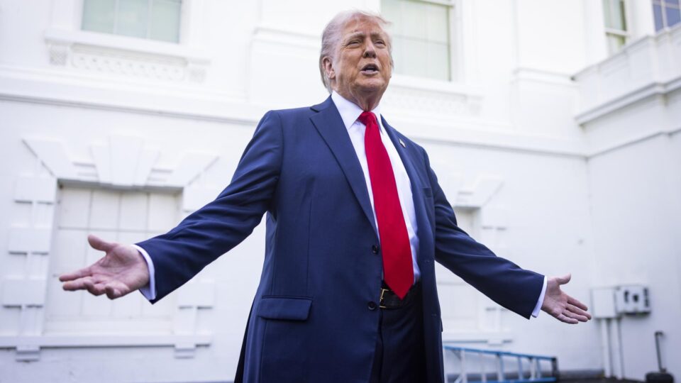 Câmara dos EUA aprova plano de Trump para cortar impostos