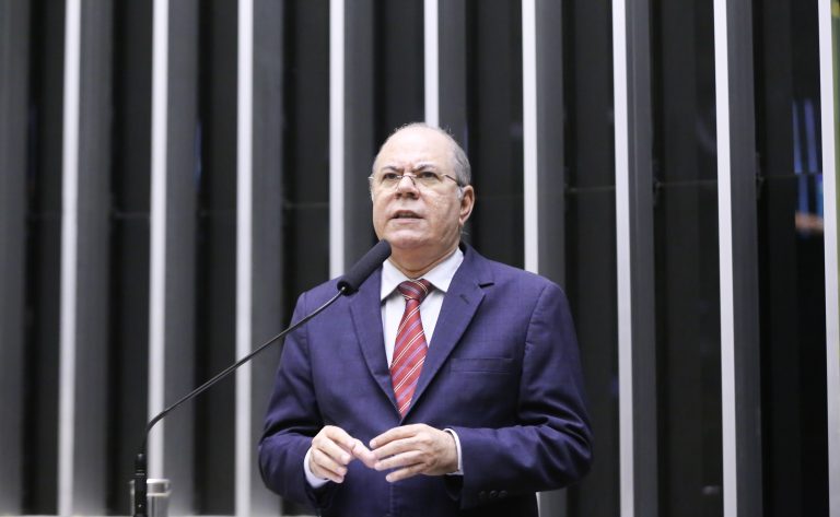 Deputado Hildo Rocha fala ao microfone