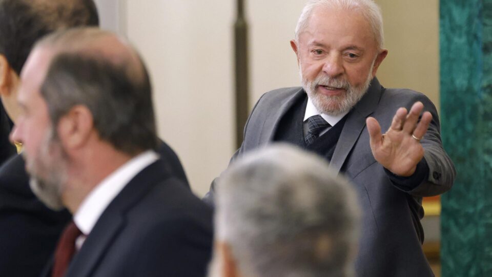 Crise do INSS vira embate entre ministros com Lula fora do Brasil