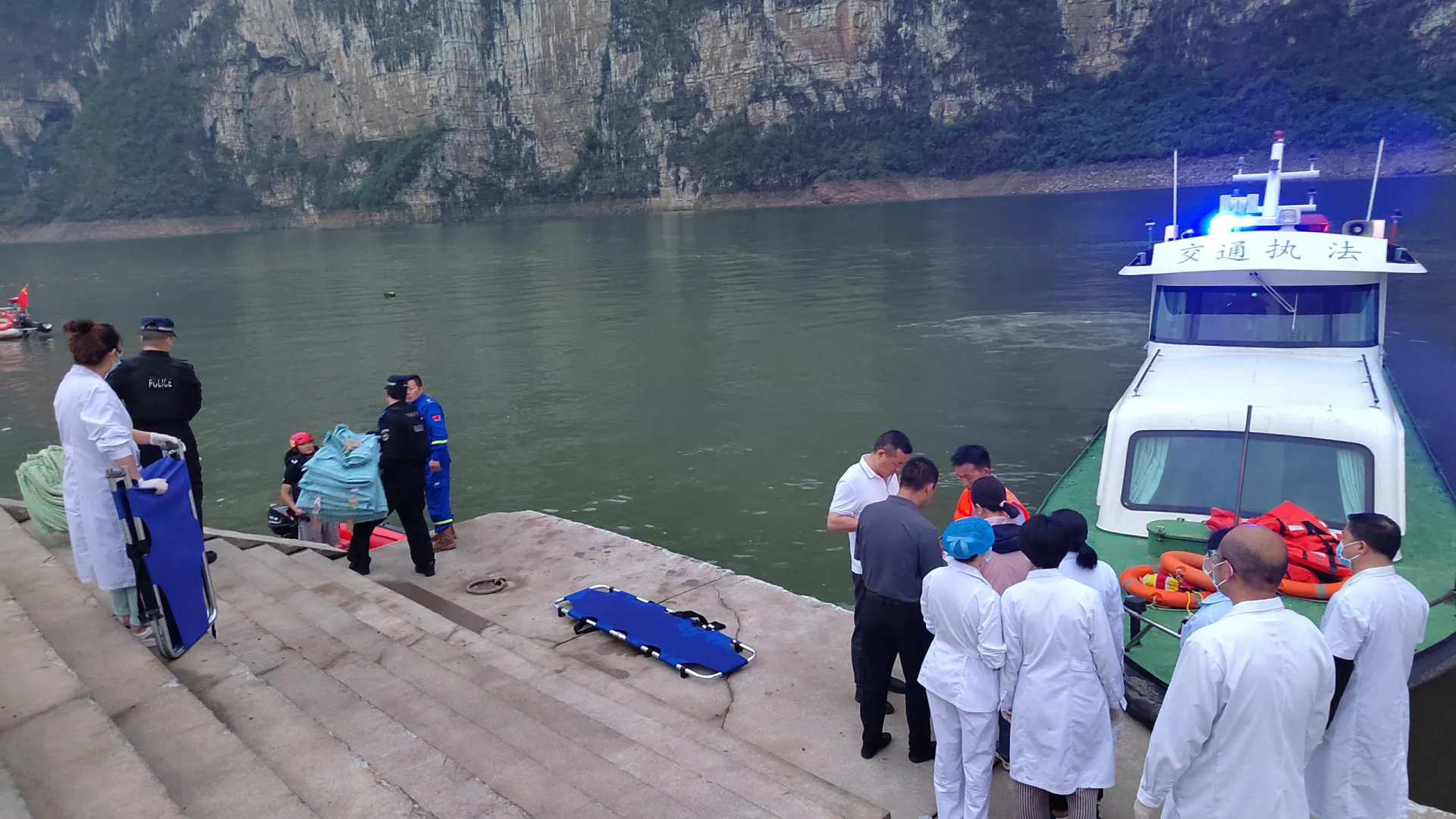 Dez mortos e 70 feridos em naufrágio de barcos com turistas na China
