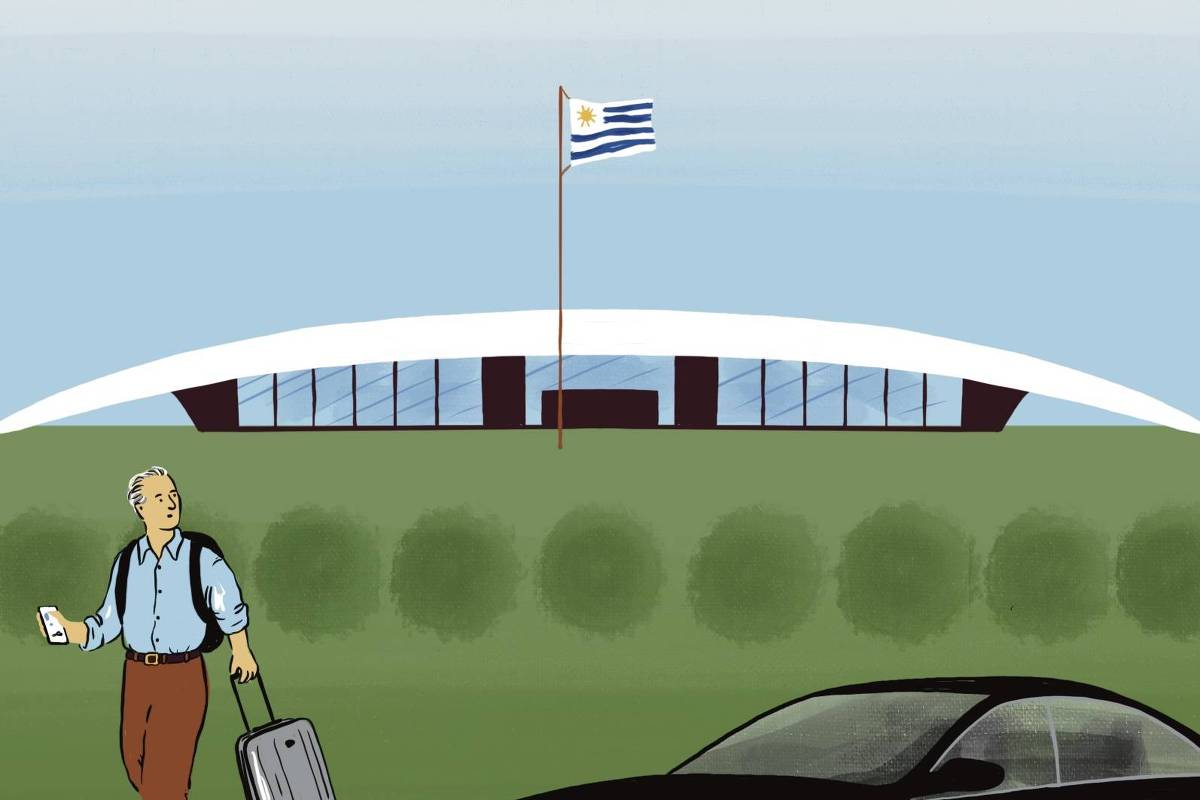 Ao centro da imagem está içada a bandeira do Uruguai e, abaixo dela, uma forma arquitetônica curva com cobertura branca ilustra o aeroporto internacional de Montevidéu. Abaixo, uma grande área verde sugere um gramado, ali está um homem com um celular na mão e uma mala de rodinhas na outra. O olhar do homem vai em direção à outra ponta da ilustração de onde surge um carro preto.