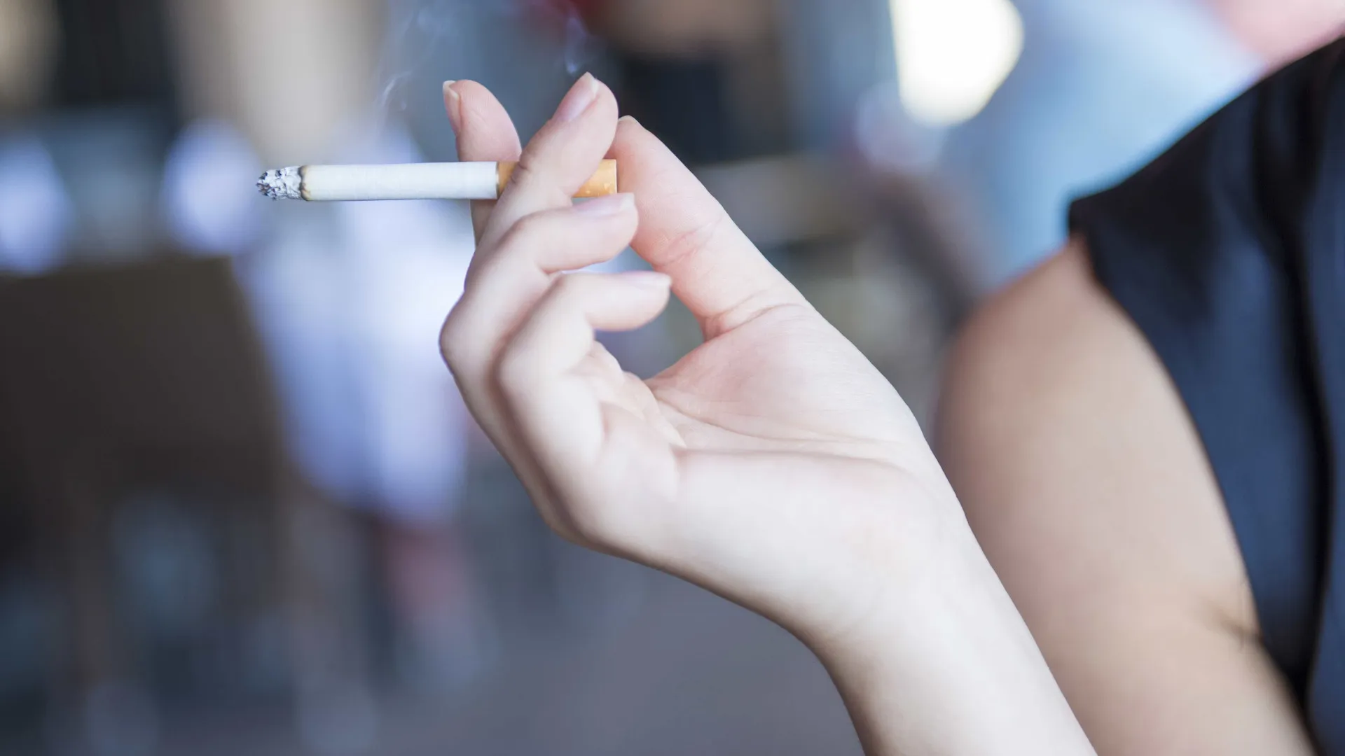 França proibirá fumar em praias, parques e perto de escolas