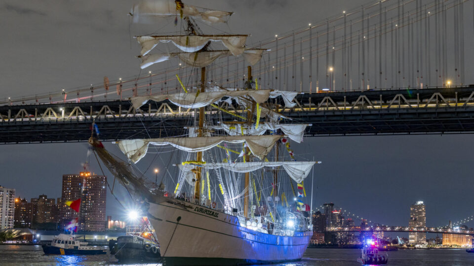 Navio da Marinha do México colide com ponte em Nova York