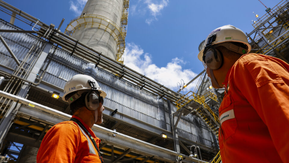 Petroleiros anunciam greve em empresas da Petrobras