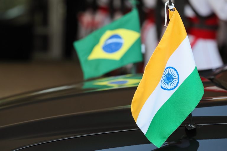 Bandeira do Brasil e da Índia presas num carro