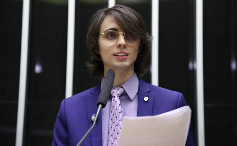 Deputado Amom Mandel fala ao microfone