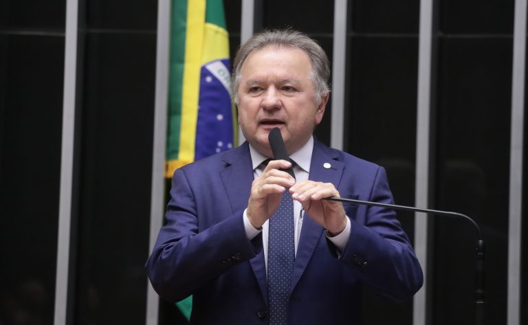 Deputado Merlong Solano fala ao microfone