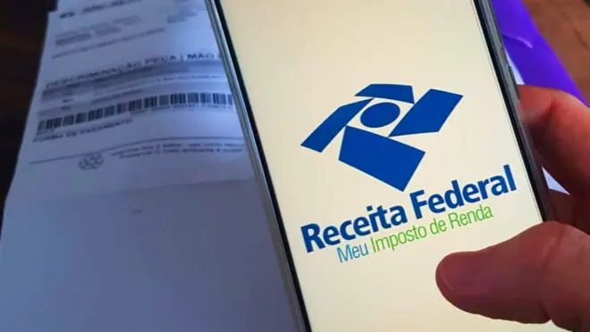 Página do Meu Imposto de Renda aberta em um celular.