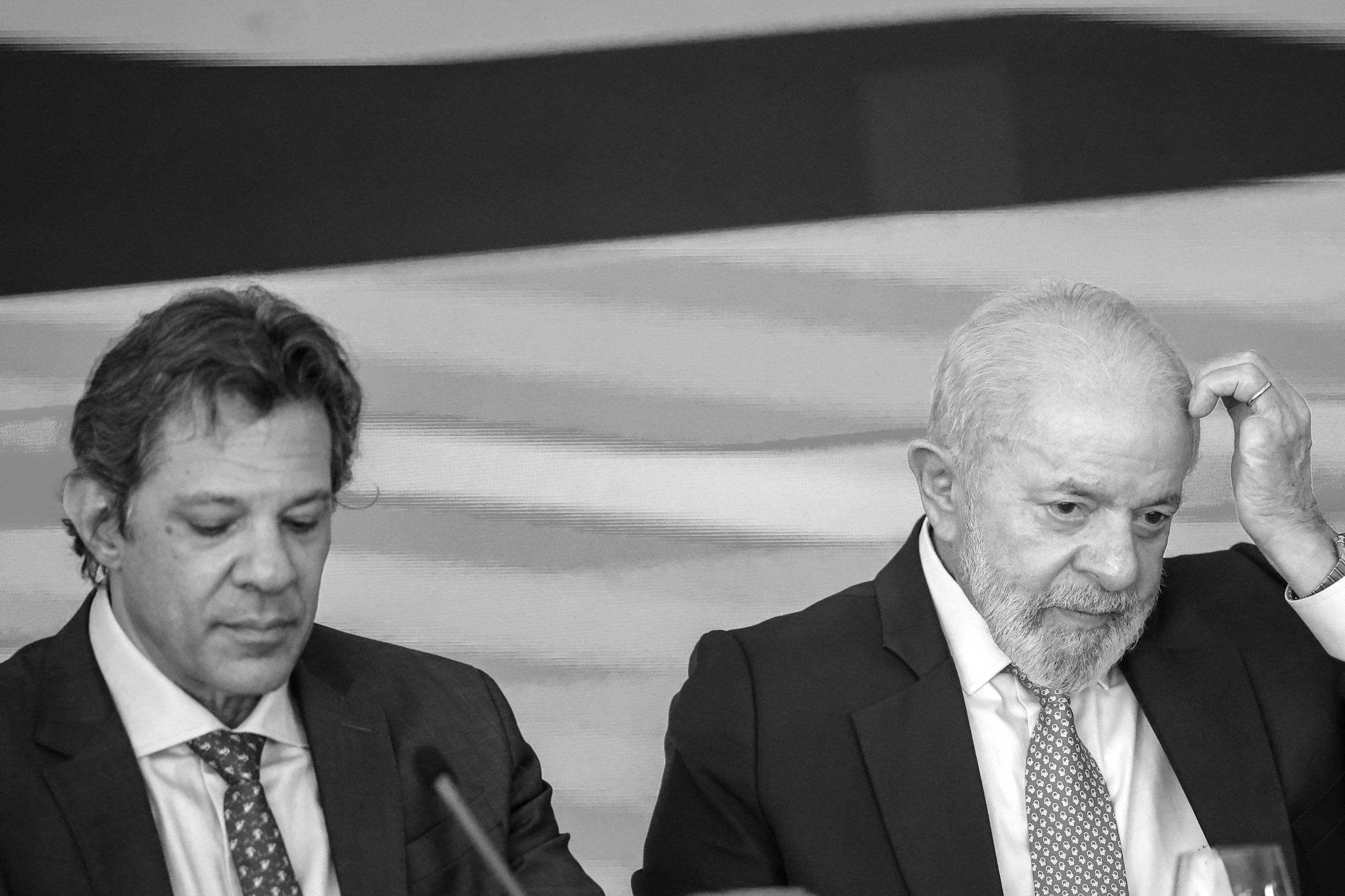 A imagem mostra duas pessoas sentadas em uma mesa durante uma reunião. À esquerda, um homem com cabelo escuro e liso, usando um terno escuro e gravata, parece concentrado. À direita, um homem mais velho, com cabelo grisalho e barba, está com a cabeça baixa e uma expressão pensativa. O fundo é composto por um padrão de ondas em tons de azul.