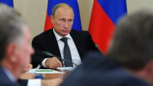 Ucrânia ataca porto, e Rússia decreta estado de emergência