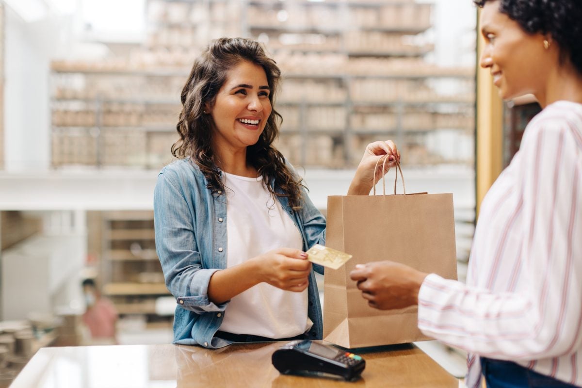 Varejo recua 0,4% em abril, mas mantém alta interanual de 6,1%, mostra IGet – CartaCapital