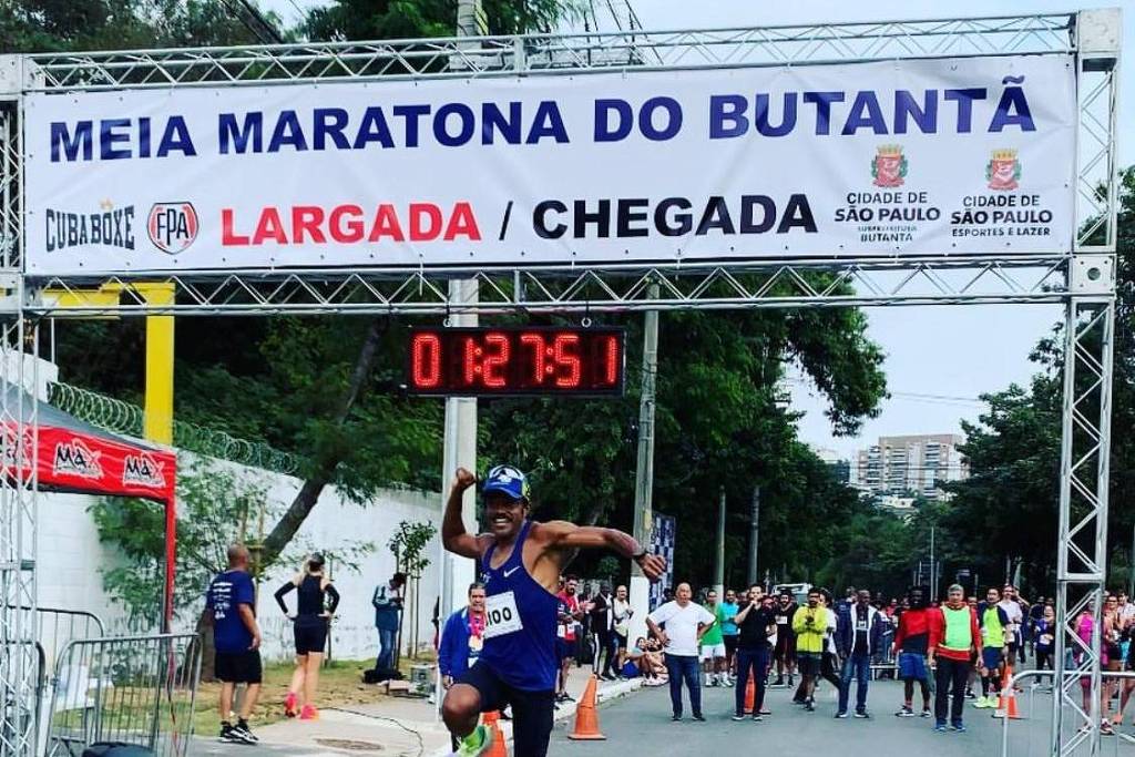 Corredor ao terminar a Meia Maratona do Butantã em 2023