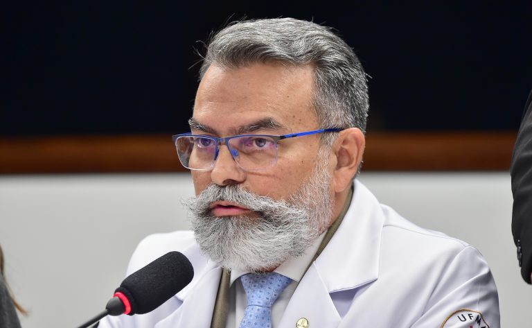 Deputado allan garcês em reunião de comissão