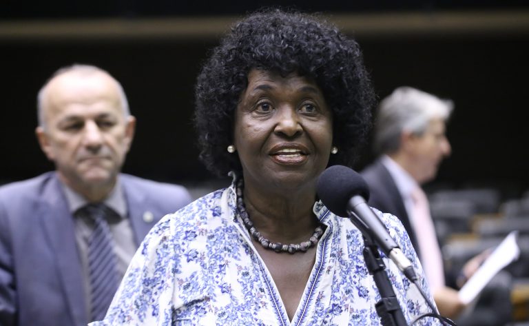 Deputada Benedita da Silva (PT-RJ) no Plenário da Câmara dos Deputados