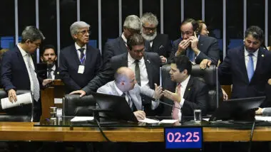 Copom eleva taxa Selic para 15%, maior valor em 20 anos