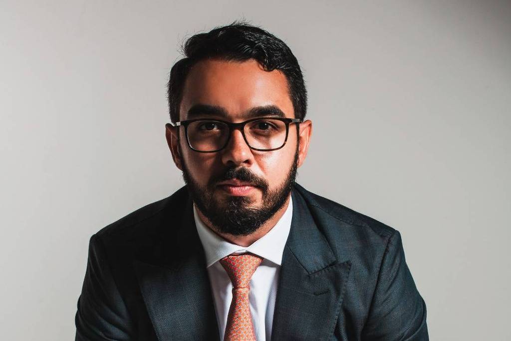 Homem de terno e gravata