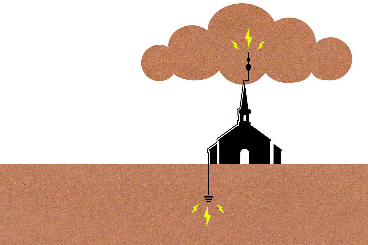 Um para-raio no topo da igreja conduz a eletricidade ao solo.