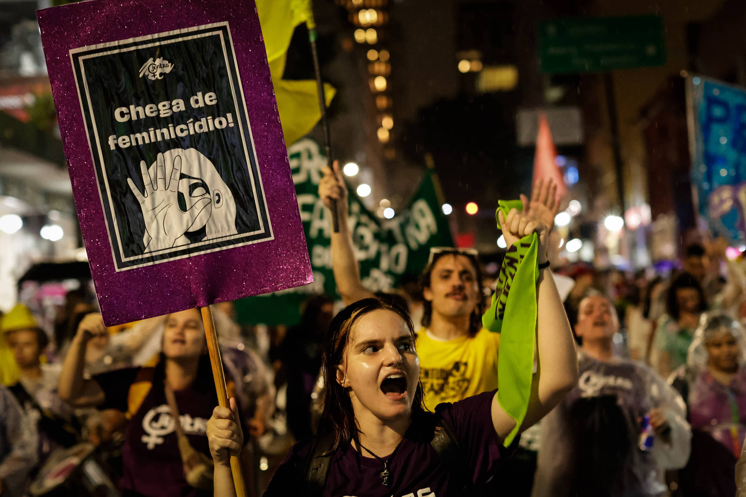Movimentos sociais e estudantes durante ato pelo Dia das Mulheres na avenida Paulista