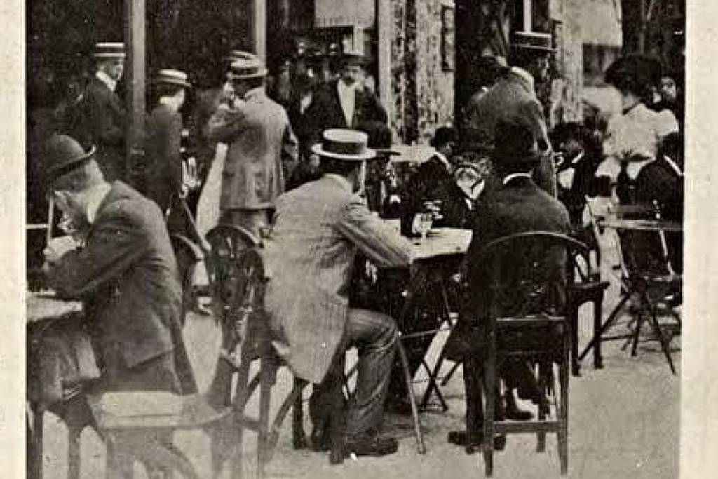 Foto de Machado de Assis na revista Fon-Fon, em 1907. O escritor carioca está sentado à mesa, com garrafa de vinho e taça, na companhia de José Veríssimo, Euclides da Cunha e Walfrido Ribeiro. A fotografia traz na legenda a frase: