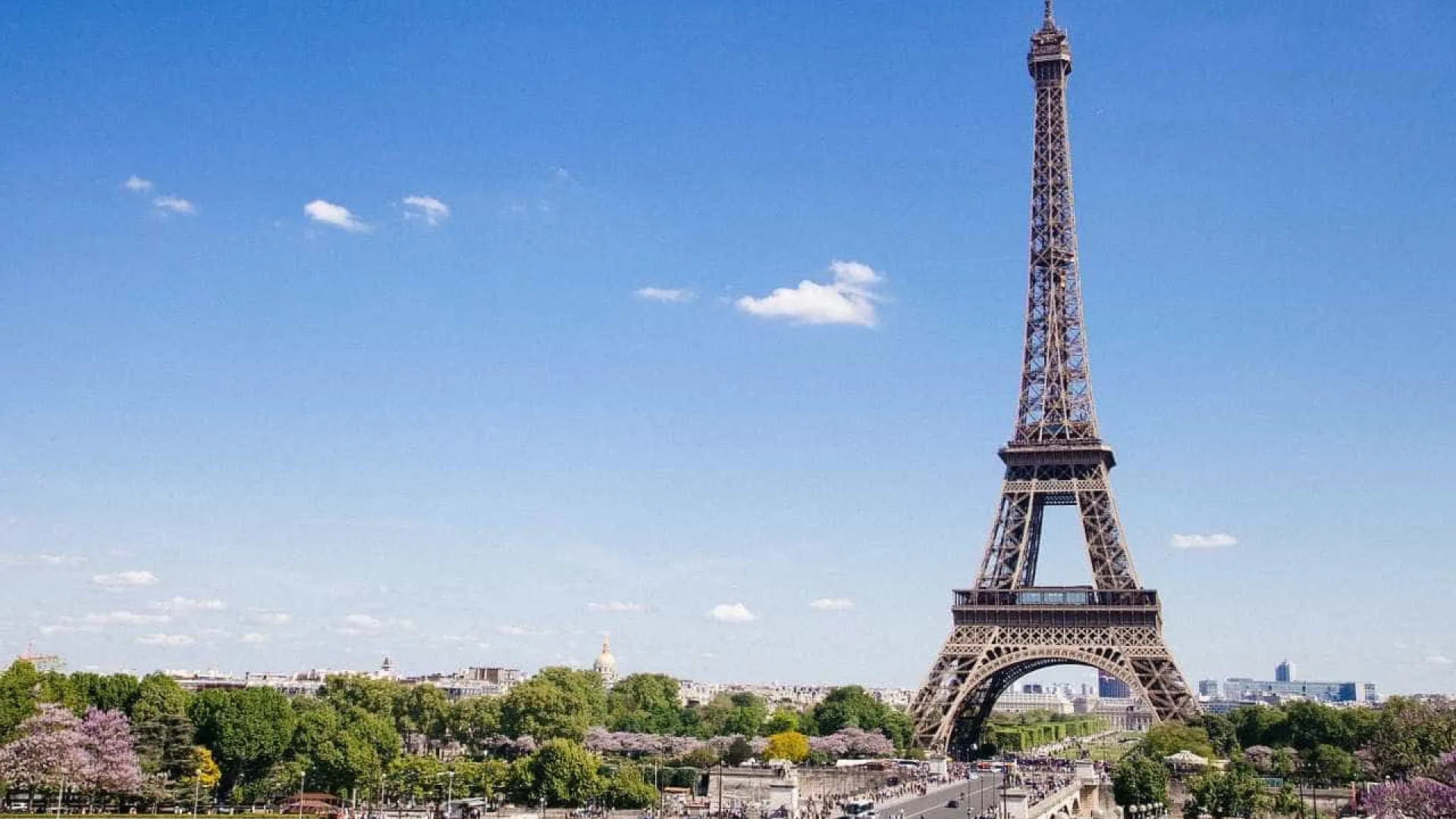 Torre Eiffel será iluminada com cores da bandeira do Brasil nesta quinta-feira