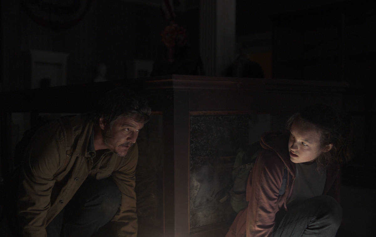 Pedro Pascal e Bella Ramsey em cena da série