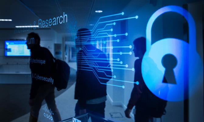 Viajantes ainda temem revelar informações pessoais, como endereço e telefone, para inteligência artificial