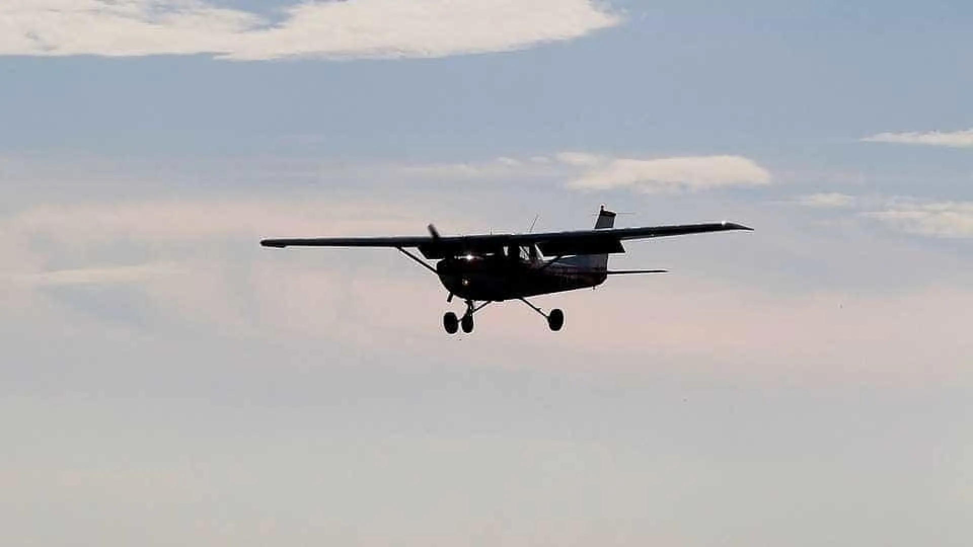 Avião de pequeno porte faz pouso de emergência em descampado em Jundiaí